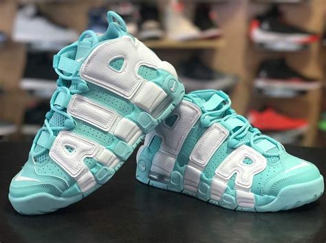 Nike air more uptempo girl